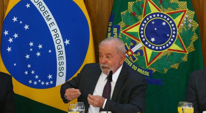 Com pneumonia leve, Lula adia viagem à China de sábado para domingo