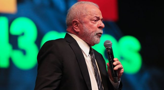 Emocionado, Lula relembra do início do PT no aniversário do partido