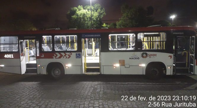 Briga entre organizadas deixa passageiros feridos e ônibus depredado em Maceió