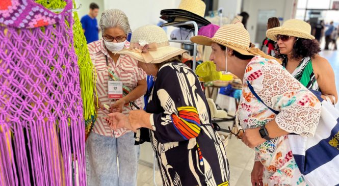 Turistas chegam ao Porto de Maceió e são recepcionados por artesãos locais