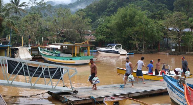 Moradores de São Sebastião (SP) estão sem água potável há 4 dias