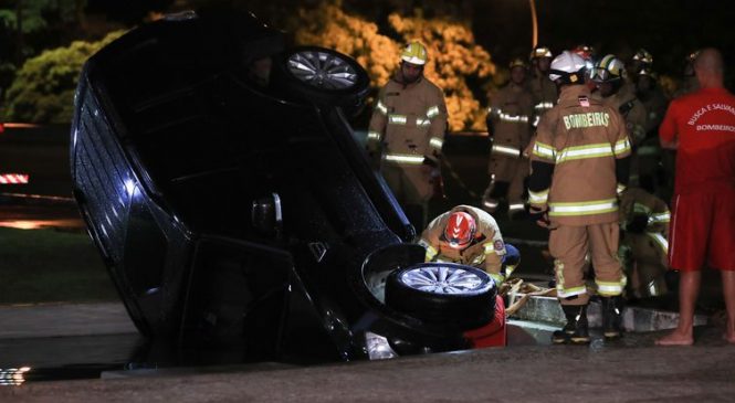 Carro cai em espelho d’água do Palácio do Planalto