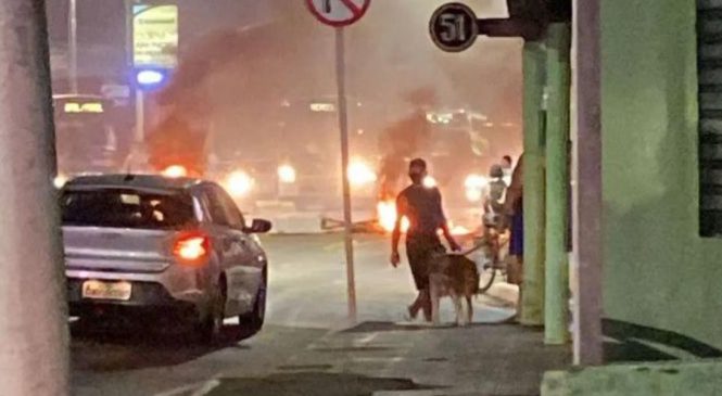 Segundo dia de protesto contra falta d’água fecha Avenida Gustavo Paiva em Maceió