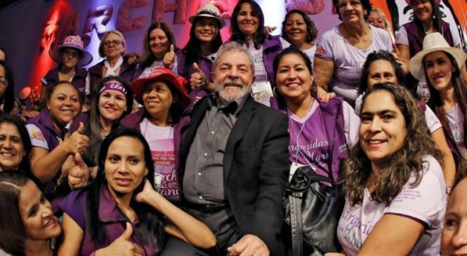 Lula anuncia projeto para igualar salários de homens e mulheres