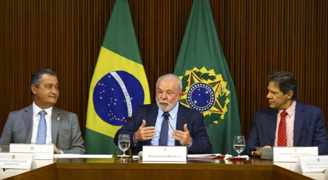 Dinheiro bom é dinheiro transformado em obras, diz Lula em reunião ministerial