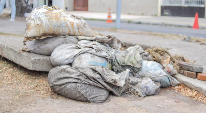 Prefeitura retira 350 kg de areia de sistema de drenagem na Jatiúca