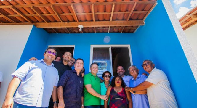 Paulo Dantas entrega casas a quilombolas e sementes a agricultores em Poço das Trincheiras