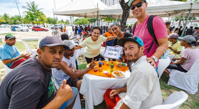 Prefeitura de Maceió realiza primeiro almoço de Páscoa para pessoas em situação de rua