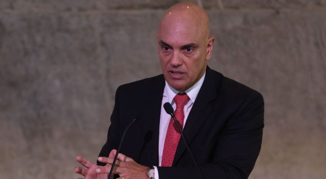 Alexandre de Moraes defende regulação das redes para preservar democracia contra golpes