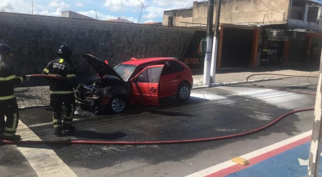 Vídeo: veículo pega fogo na Avenida Siqueira Campos, em Maceió