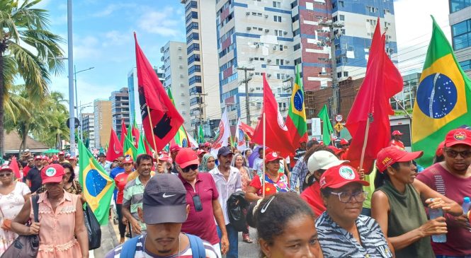 Manifestantes fazem passeata na orla em comemoração ao Dia do Trabalhador