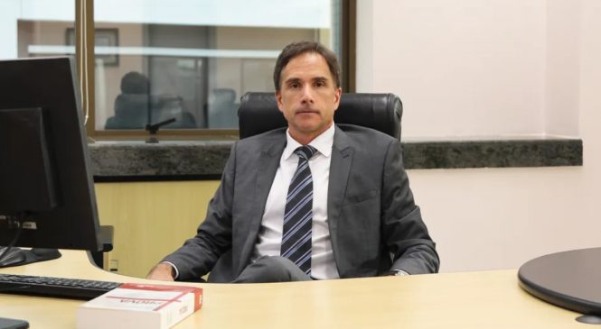 Juiz que comanda Lava Jato é afastado pelo TRF-4