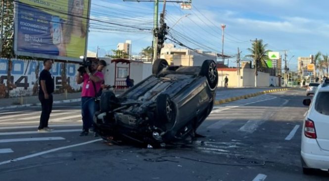 Veículo bate em semáforo e capota na avenida Gustavo Paiva