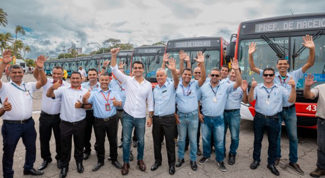 JHC entrega mais 21 ‘Geladões’ e reforça frota de ônibus em Maceió