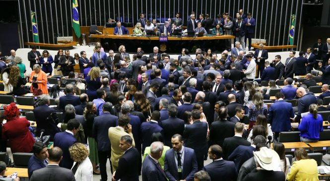 Centrão quer R$ 58 milhões em emendas para cada deputado