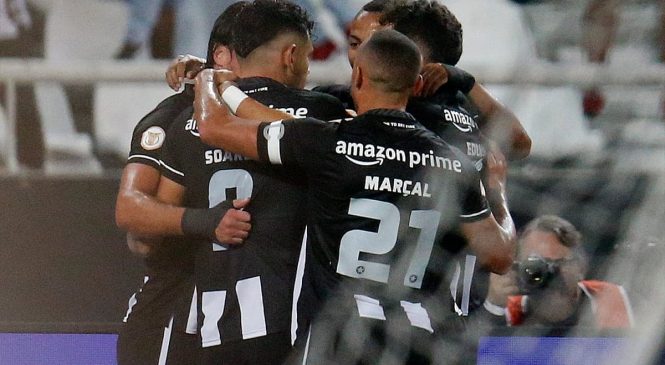 Botafogo amassa o Corinthians no Nilton Santos e se mantém na ponta do Brasileirão com 100% de aproveitamento