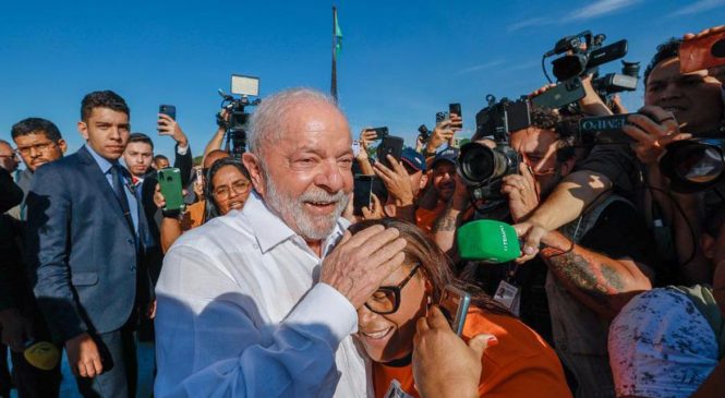 Lula desce rampa do Planalto e defende prédios públicos sem grades