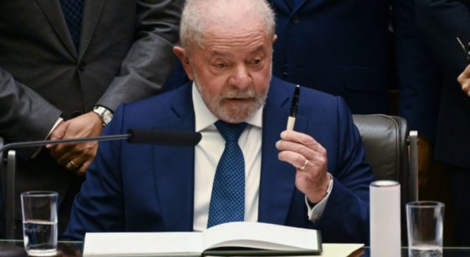 Lula veta integralmente prorrogação da desoneração da folha de pagamento