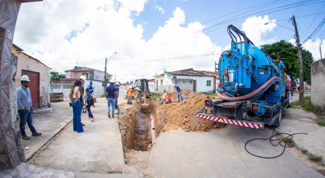 Obra de esgotamento sanitário da Sanama prejudica sistema de drenagem em via do Benedito Bentes