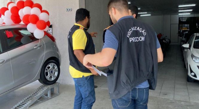 Equipes de fiscais do Procon Maceió notificaram 11 lojas de automóveis seminovos