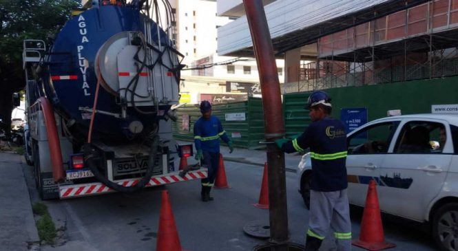 Cimento que obstruía sistema de drenagem é retirado de dentro na Ponta Verde