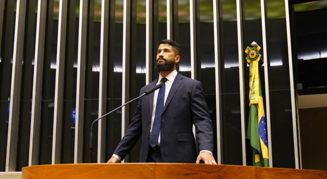 Deputado Fábio Costa repudia atitude do cantor Zeca Baleiro contra espectador em show de Penedo