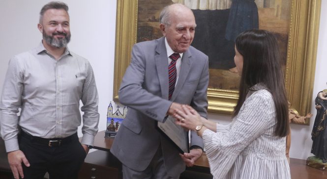 Robô da Vinci: Santa Casa de Maceió recebe placa da Strattner Intuitive