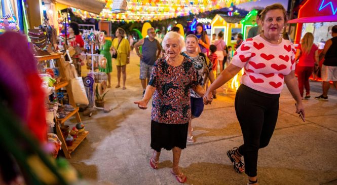 Turistas e visitantes aprovam show de luzes e reforço às tradições da Vila Massayó