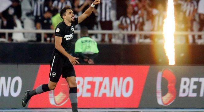 Botafogo vence o Bragantino, alcança marca inédita e dispara na liderança do Brasileirão