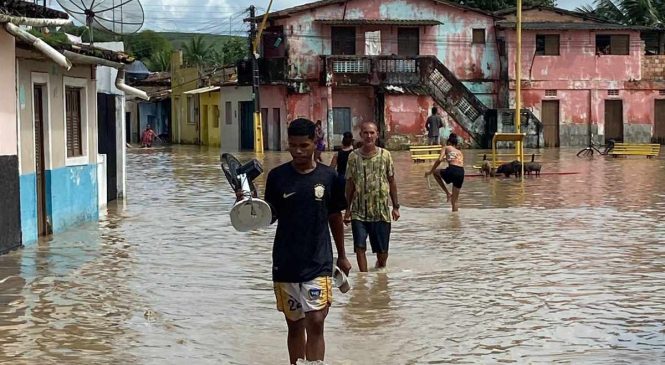 Governador decreta emergência em 22 municípios, após 10 mil desabrigados