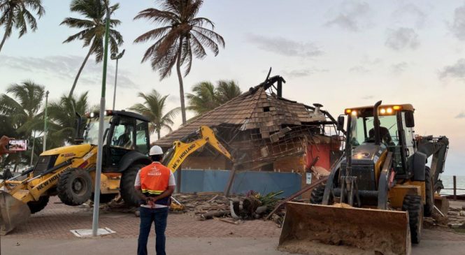 Barraca de praia com risco de colapso após incêndio é demolida