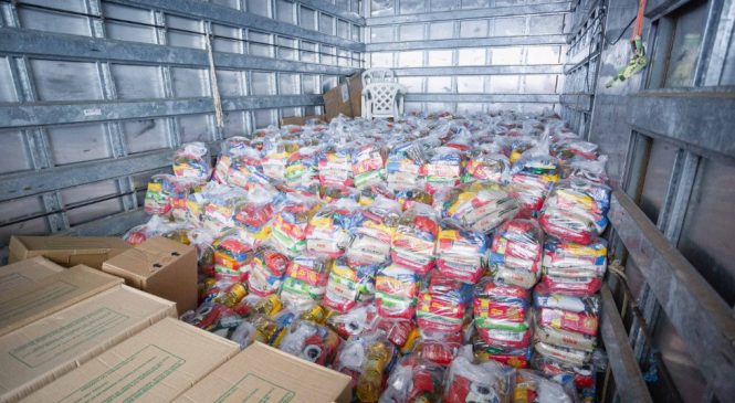 Sedics e Seades entregam 800 cestas básicas para vítimas das chuvas na parte alta de Maceió