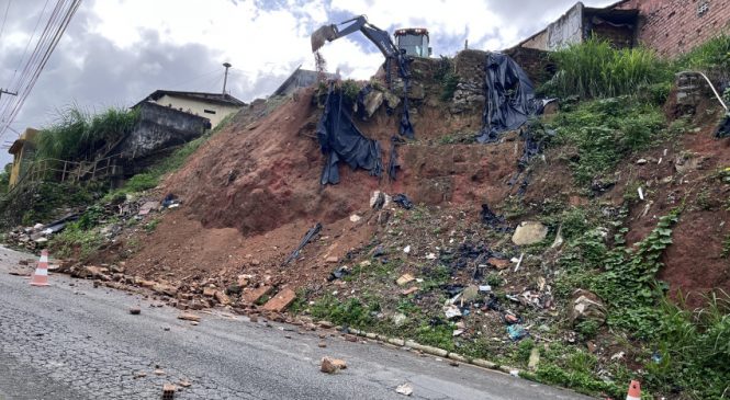 Ladeira na Chã da Jaqueira é interditada para início de obras em encosta