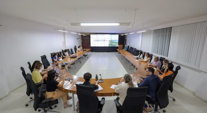 Reunião debate mais vagas em creches e projetos educacionais após afundamento do solo