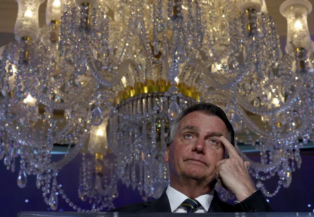 Bolsonaro zombava: ‘Me chama de corrupto’ e os sinais vieram com pó e tudo