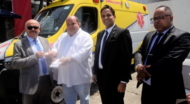Sesau doa ambulância para instituição de caridade que cuida de idosos