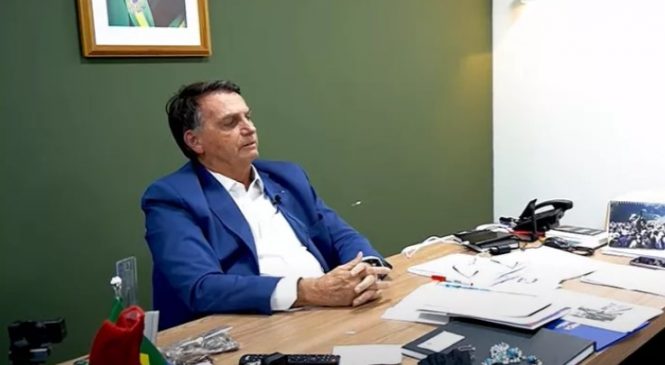 Bolsonaro “quebra o silêncio” em canal aliado, mas não fala das joias