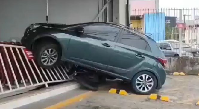 Carro desgovernado invade loja no Jacintinho depois de bater em moto