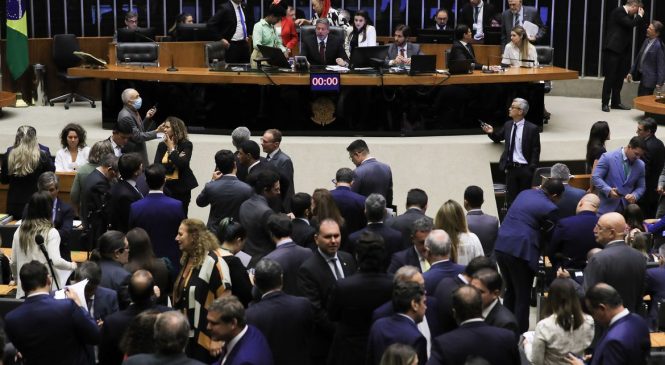 Câmara aprova proposta que perdoa multa de R$ 23 bi dos partidos políticos