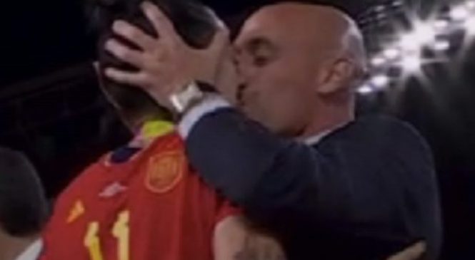 Vídeo: Jogadora diz que “não curtiu” ser beijada no pódio da Copa pelo presidente da Federação Espanhola