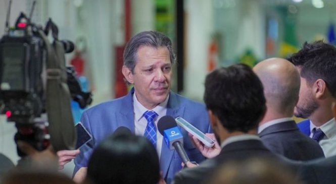 Taxa de juros do cartão de crédito vai “cair muito”, diz Haddad