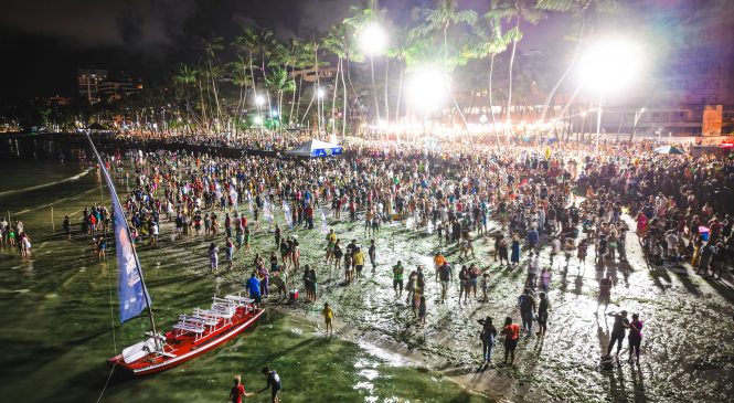 Luau Massayó leva multidão à orla da Ponta Verde em noite de Superlua Azul