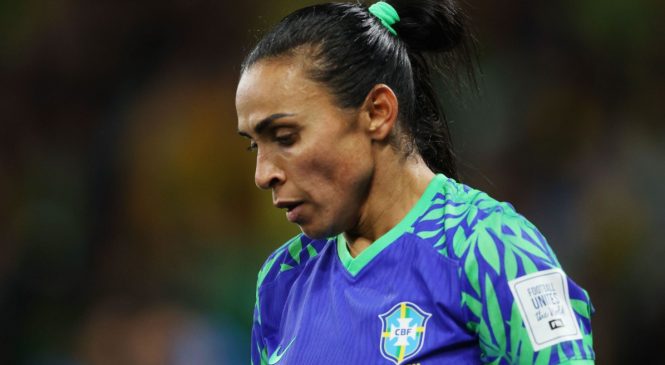 Brasil é eliminado da Copa e Marta se despede da Seleção