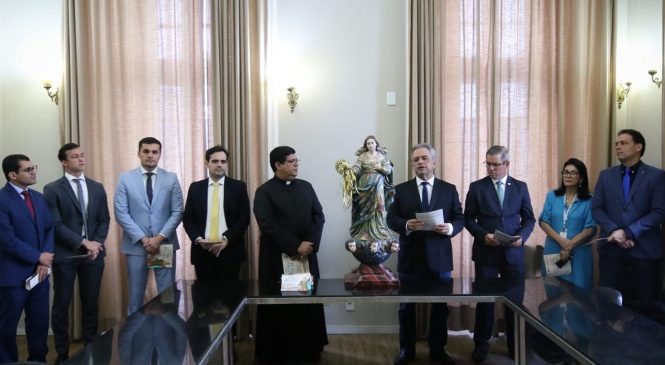 Parlamento recebe a visita da imagem de Nossa Senhora dos Prazeres