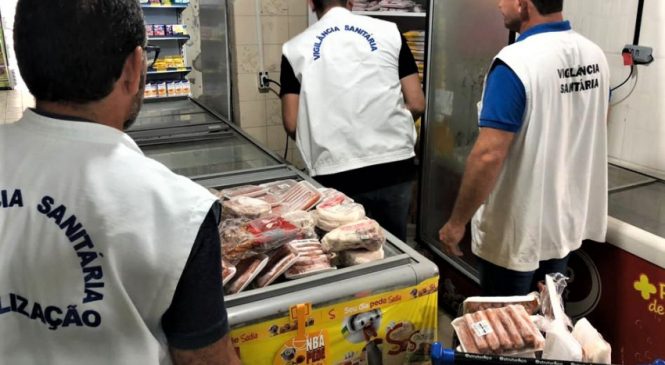 Fiscais apreendem 300kg de produtos e interditam setor de supermercado na Ponta Verde