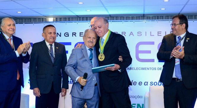 Décimo Congresso da Fenaess homenageia Provedor Humberto Gomes de Melo