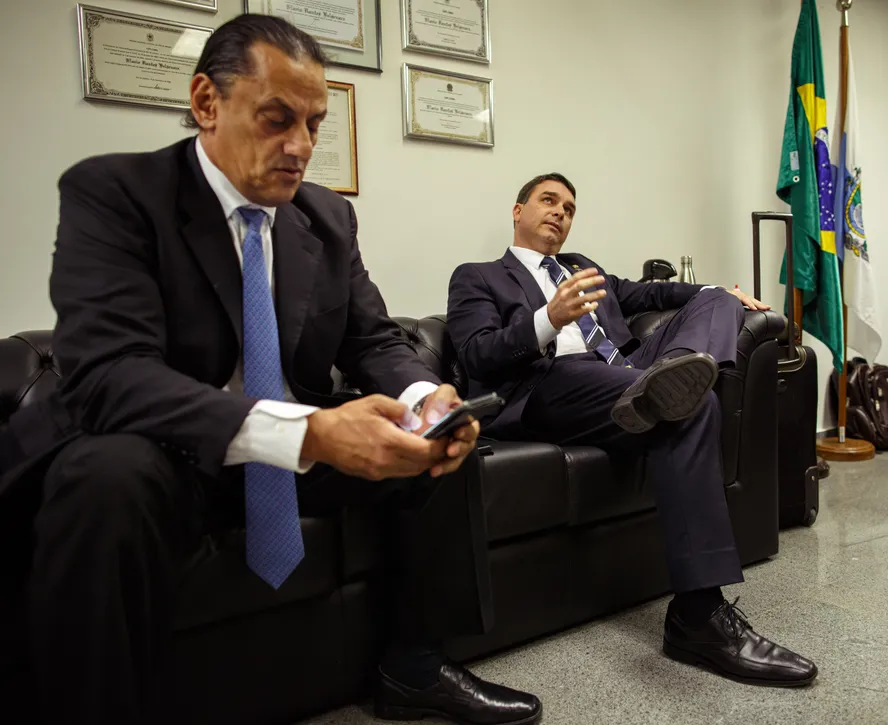 PF apreende celular de advogado de Bolsonaro, depois da mentiras que ele contou