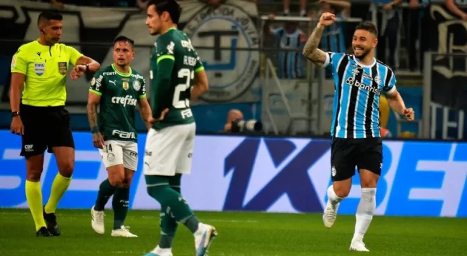 Grêmio vence o Palmeiras em noite de ‘Lei do Ex’ e volta ao G4 do Brasileirão