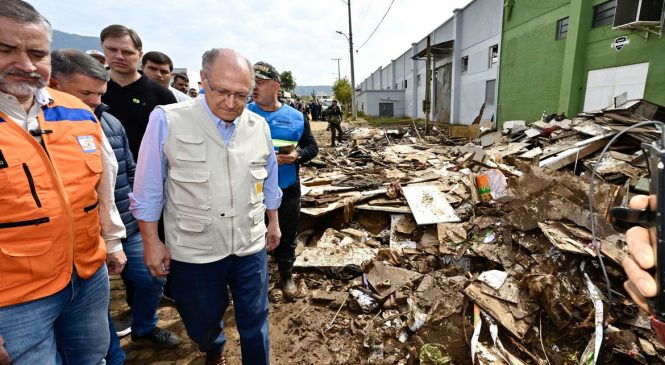 Alckmin anuncia R$ 741 milhões para cidades do RS afetadas por ciclone