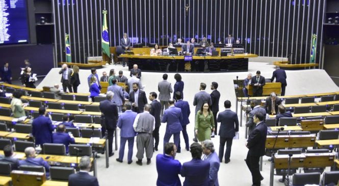 Câmara aprova projeto que altera prazos da Lei da Ficha Limpa